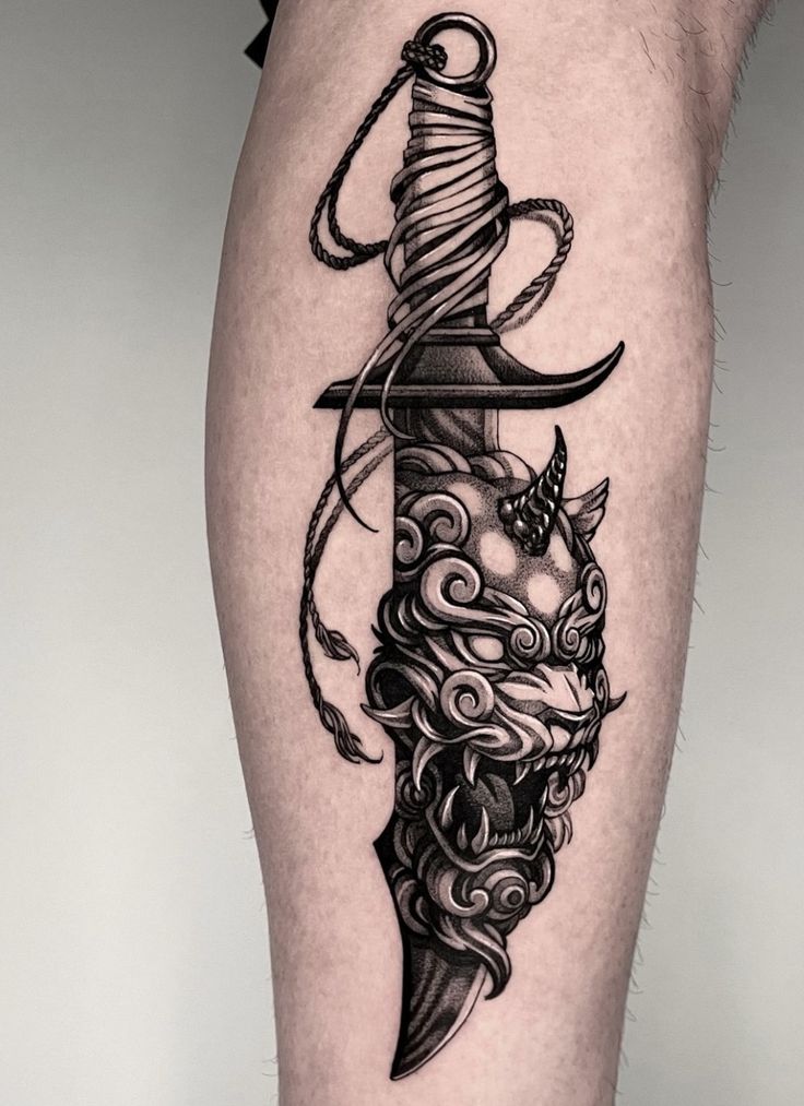 Tetování asijského nože.