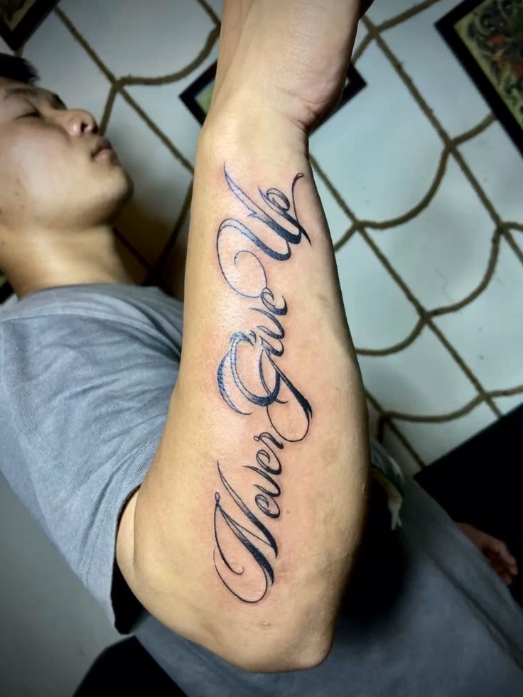 Never give up tetování na předloktí.