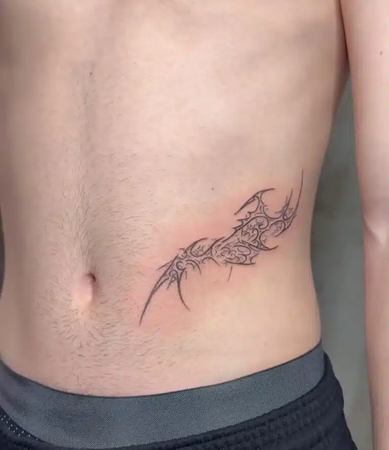 Tetování tribal ornamenty na břicho