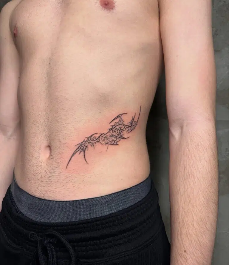 Tetování ornamenty na břicho