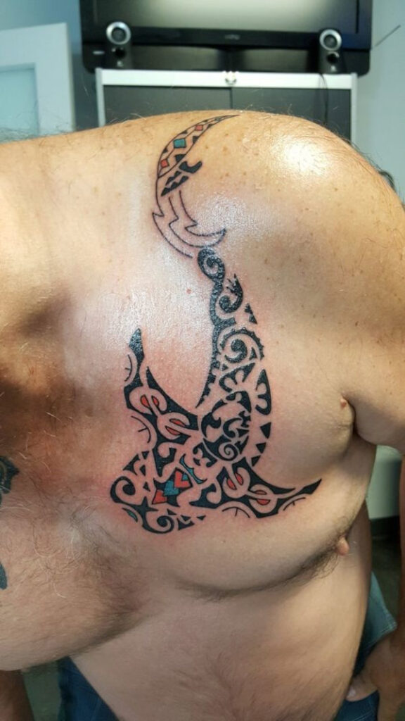 Ika ryba přes celé rameno.