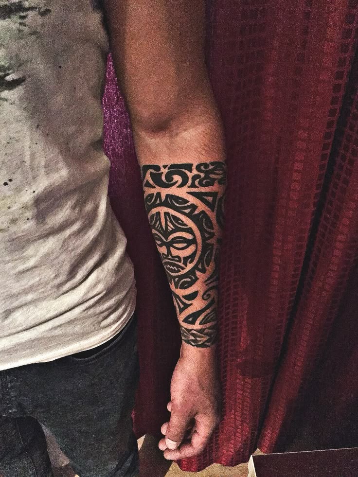 Tetování Tiki masky na předloktí.