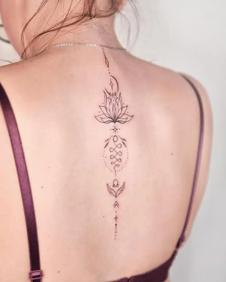 Tetování ornamenty s květem lotosu na páteř