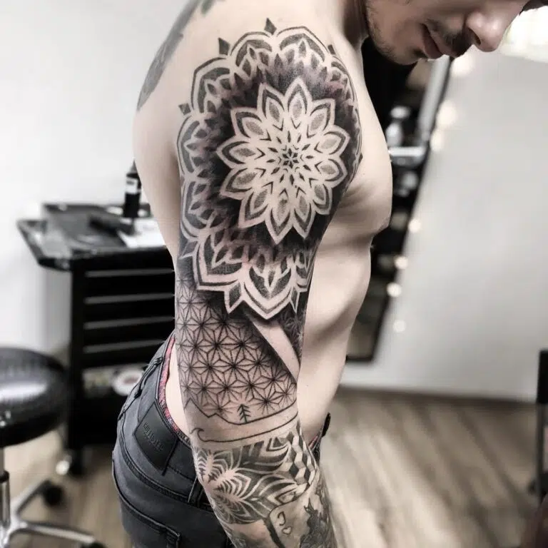 Tetování mandala na rameno