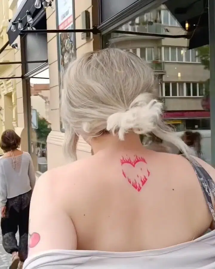 Tetování srdce na zádech