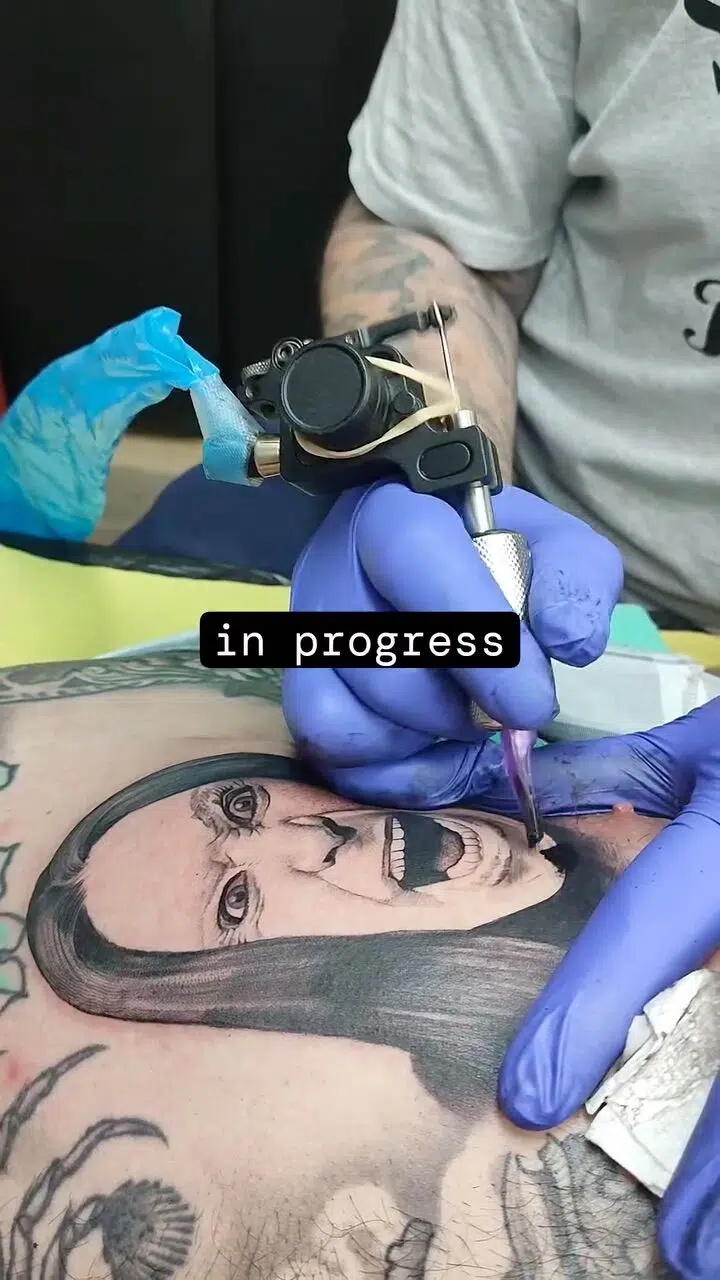 Tetování osobnosti, portrét na hrudi