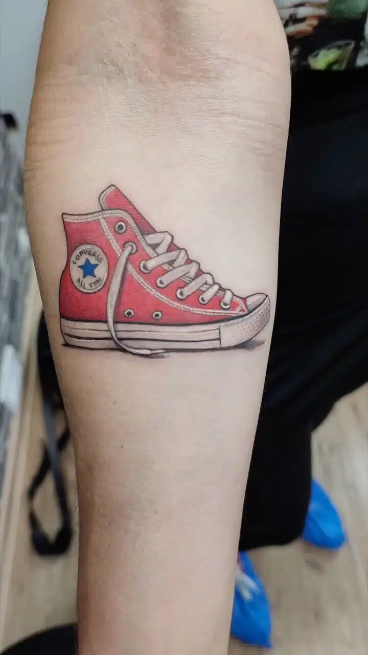 Tetování předměty, bota na předloktí