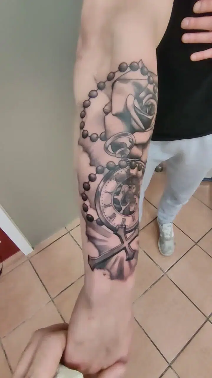 Tetování hodiny a růže, kříž, růženec na předloktí