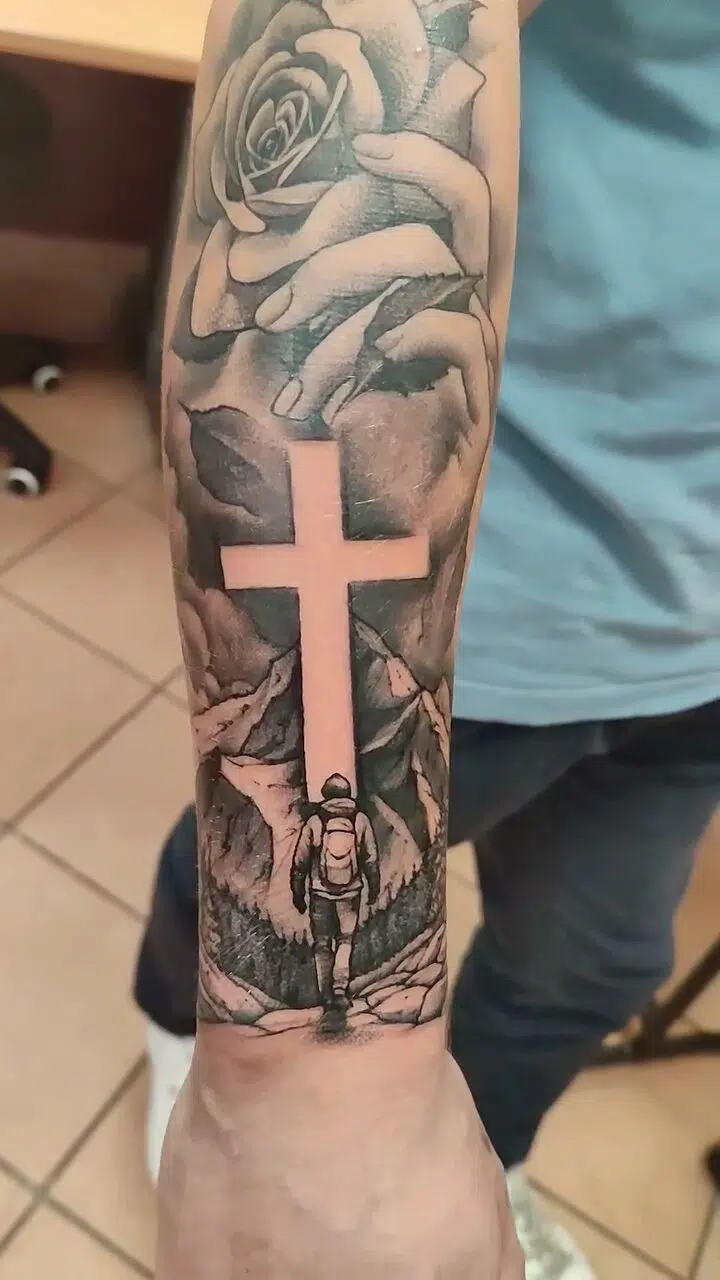 Tetování příroda, hory, kříž, ruka, květina, růže na předloktí