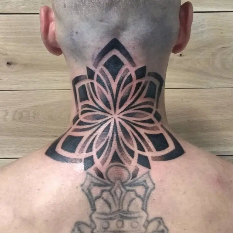 Tetování mandala na krku