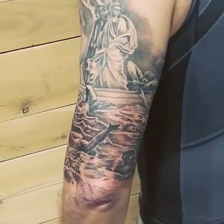 Tetování příroda, moře, postavy na ruce