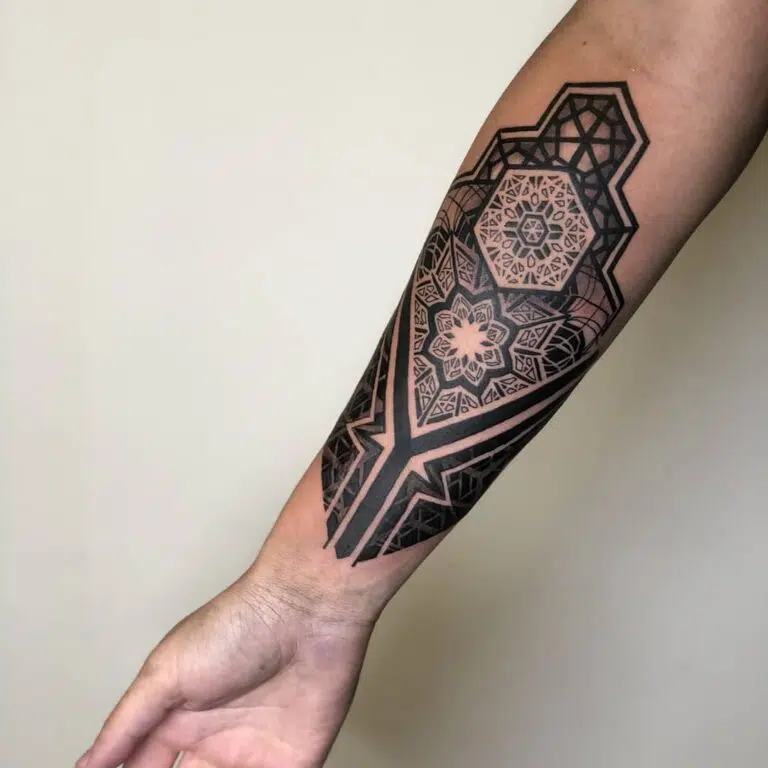 Tetování ornamenty na předloktí