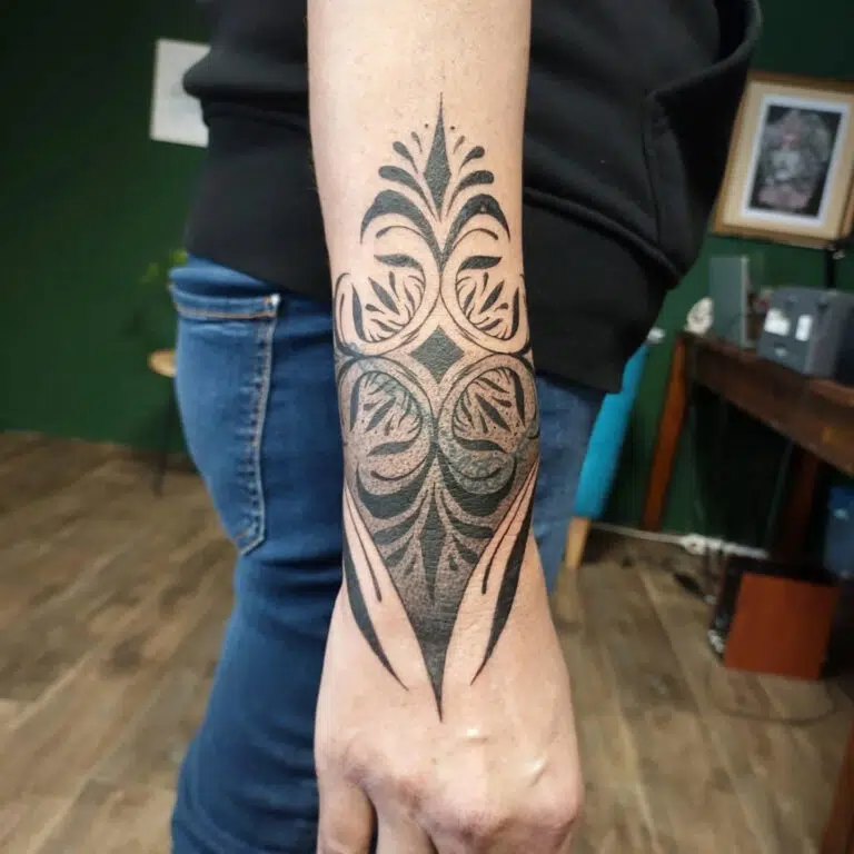 Tetování ornamenty na předloktí