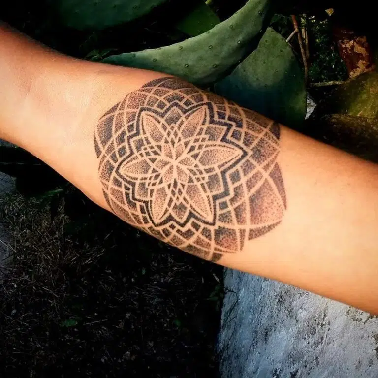 Tetování mandala na předloktí
