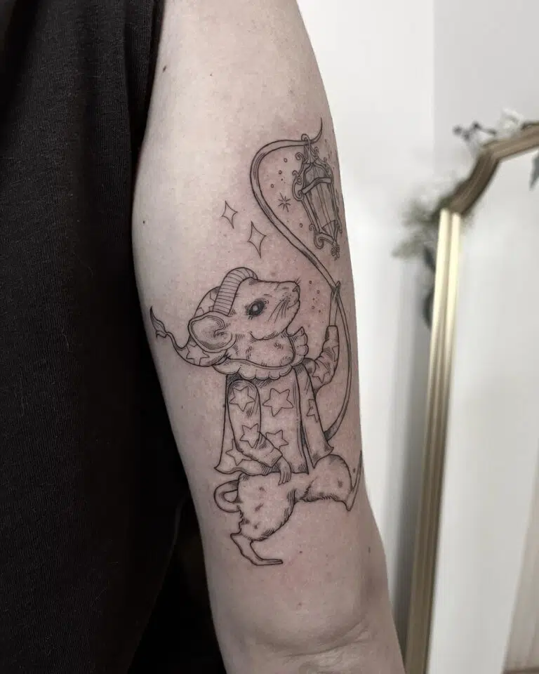 Tetování postavička, zvíře myš na rameno