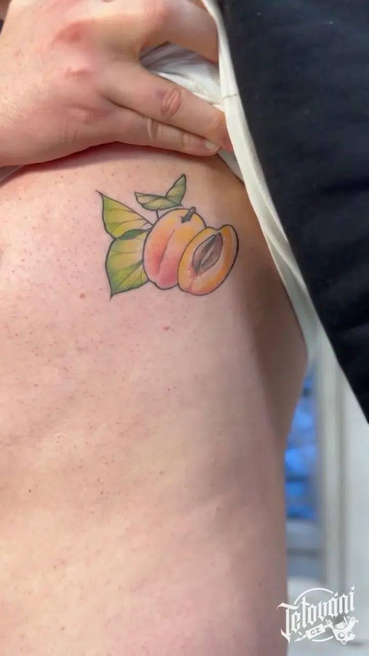 Tetování předmět, broskev na žebrech