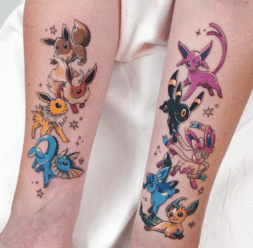 Tetování na předloktí ve stylu anime.