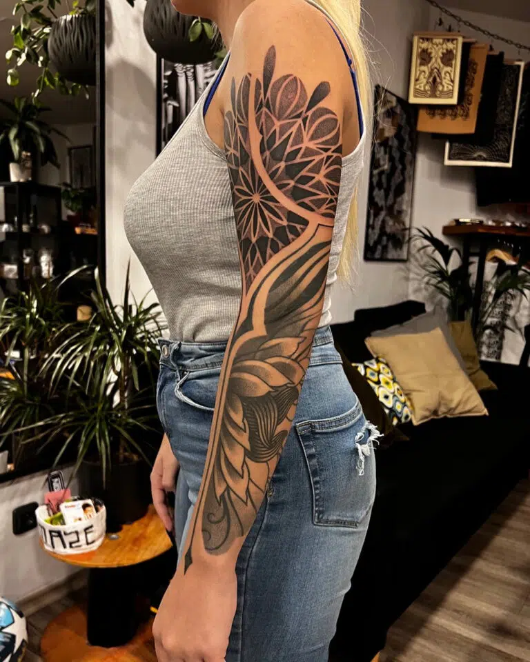 Tetování mandala, květiny na rameno