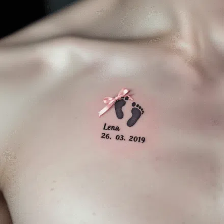 Tetování jméno dcery, dětské nožičky, datum narození pod klíční kost