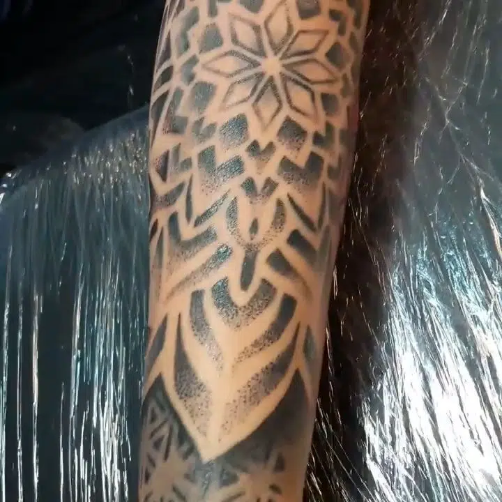 Tetování mandala na předloktí
