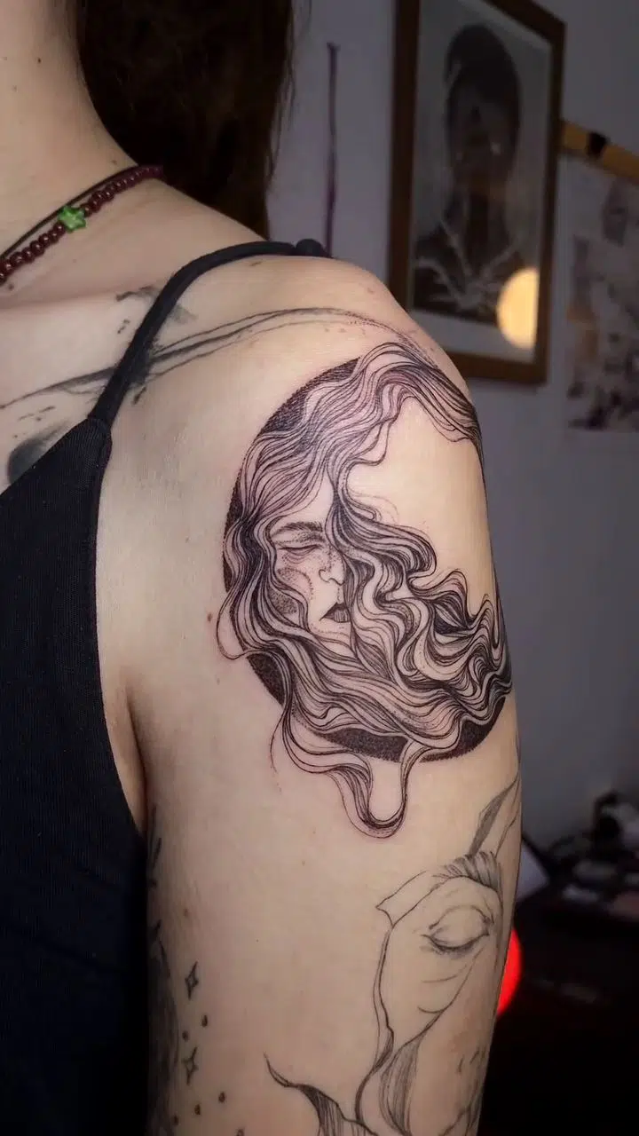Tetování žena, Měsíc na rameni