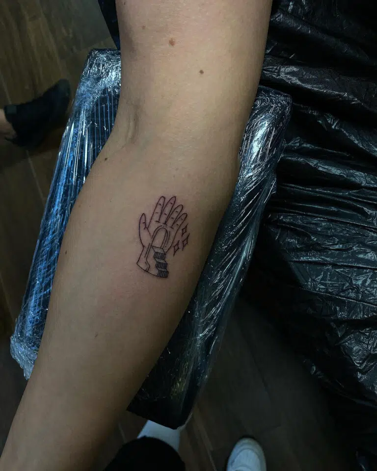 Tetování ruka na loket