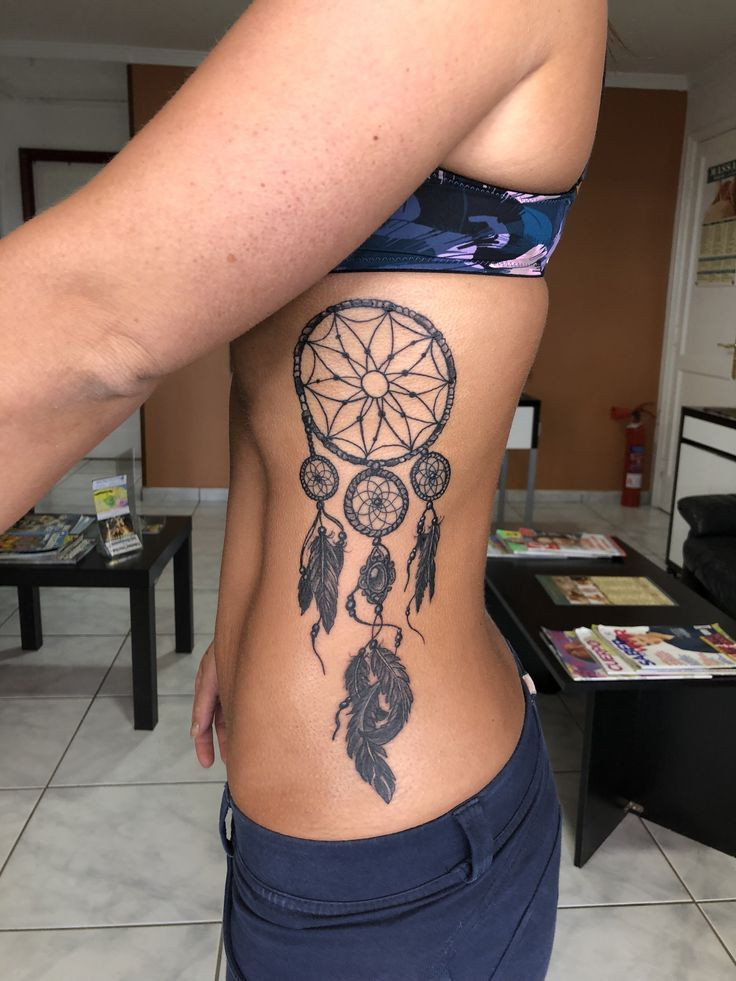 Tetování klasického designu lapače snů na boku.