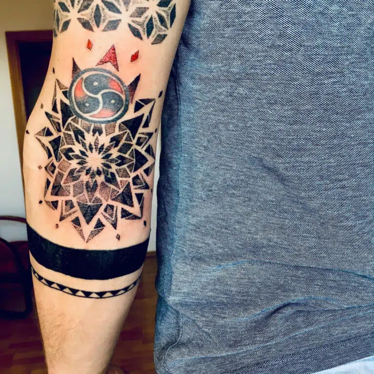 Tetování mandala se znakem na lokti