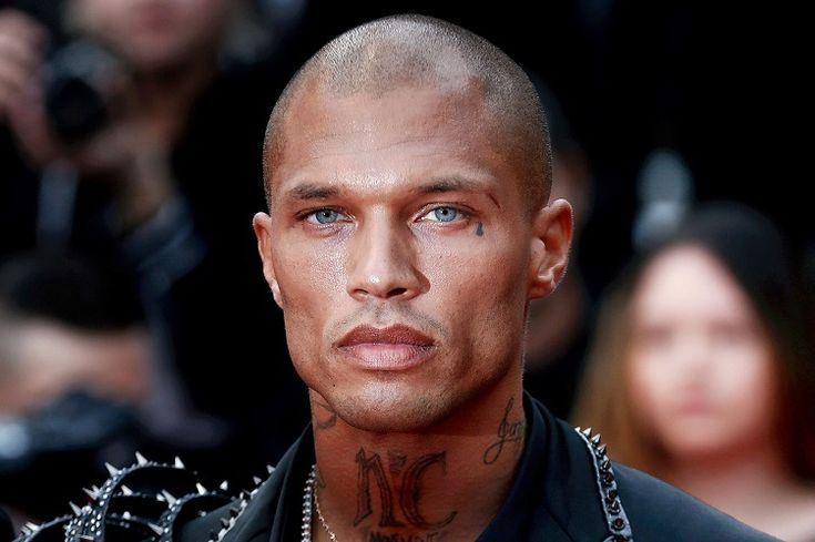 Jeremy Meeks se slzou pod okem