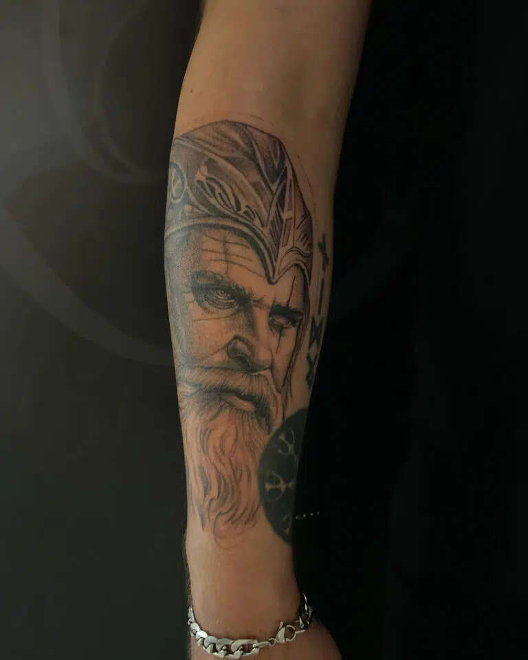 Tetování severské mytologie bůh Ódin na předloktí