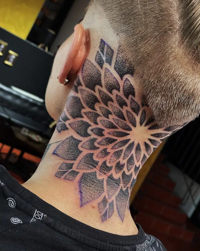 Tetování mandala na krk