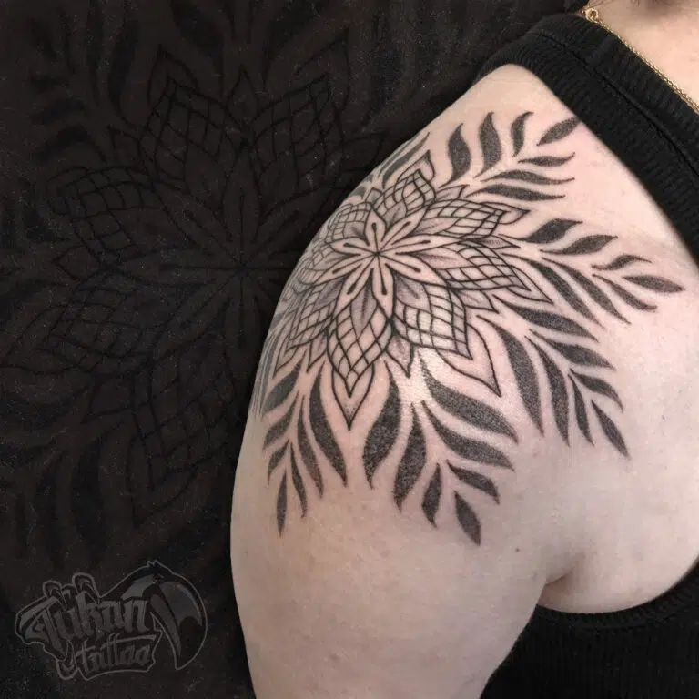 Tetování mandala na rameni