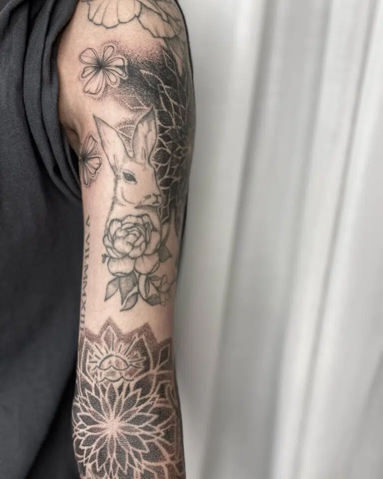 Tetování zvíře a květiny a mandala na rameno
