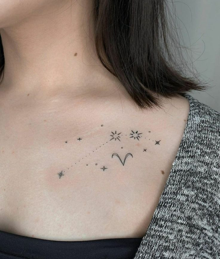 Tetování malého tetování znaku a souhvězdí berana.