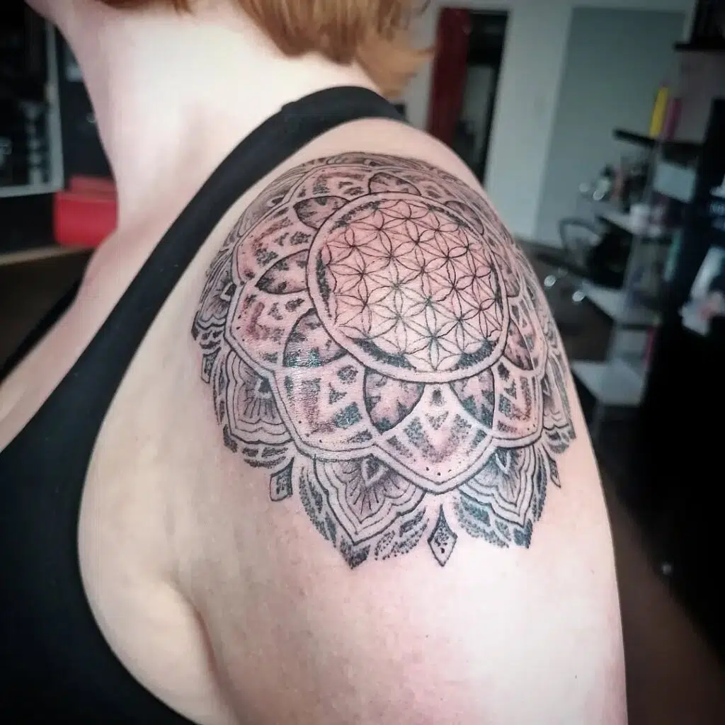 Tetování mandala na rameni