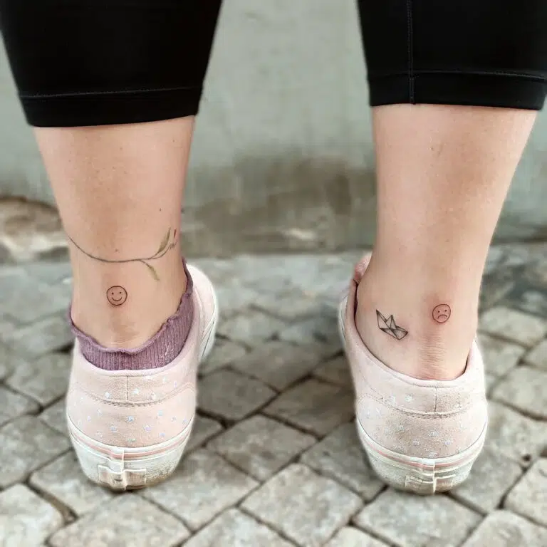 Tetování symbol smajlík na kotník