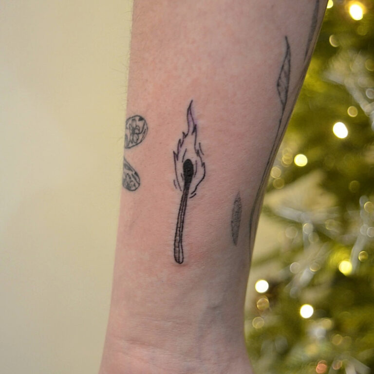 Tetování živel oheň na lýtko
