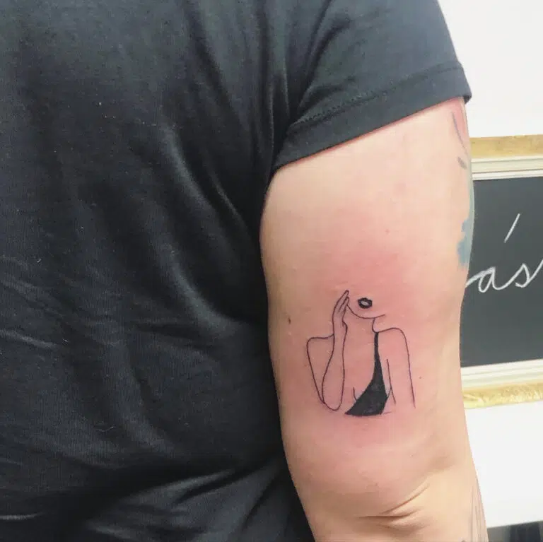Tetování obrys ženy na rameno
