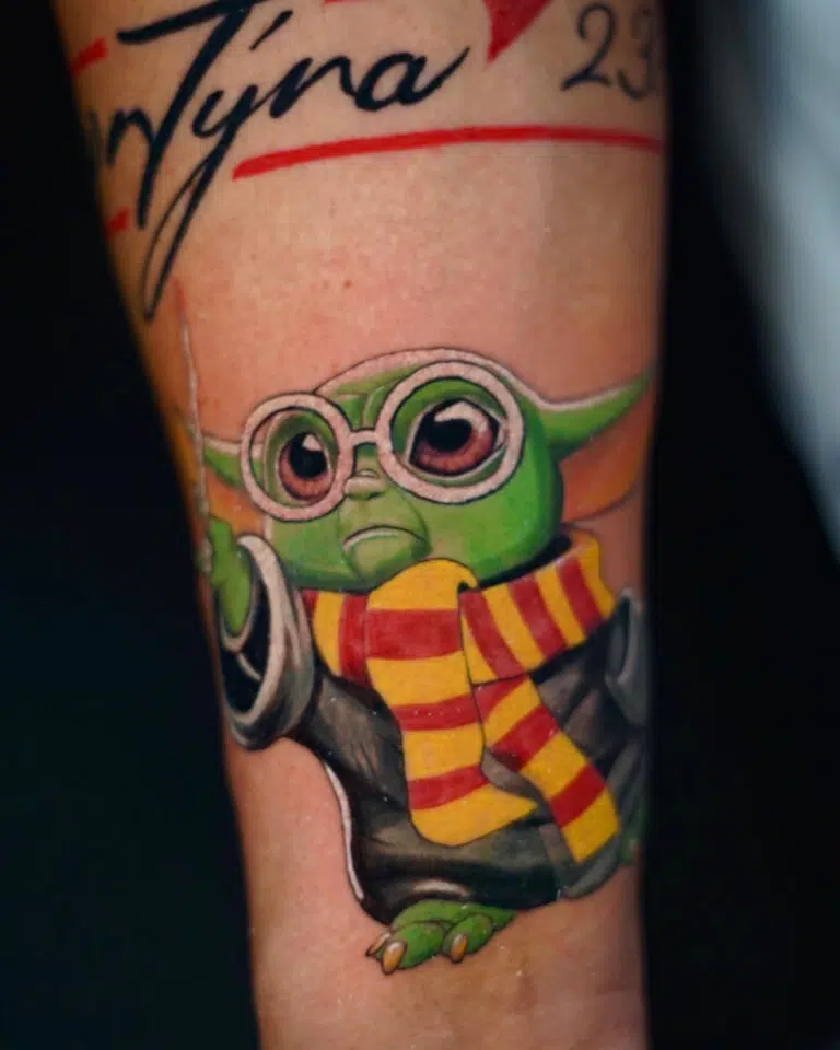 Tetování z filmů a pohádek Star Wars postavička Yody, jako Harry Potter na předloktí