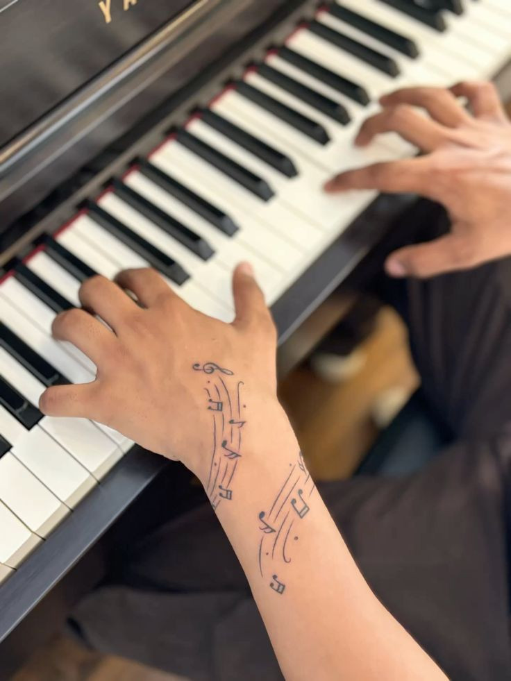 Ruce potetované notovým zápisem.