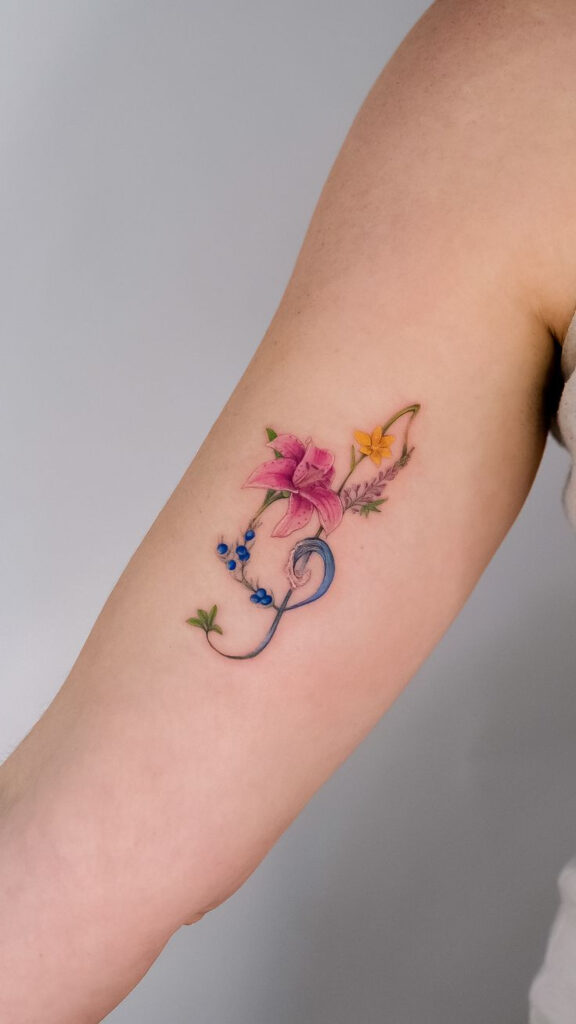 Houslový klíč doplněný květinami.