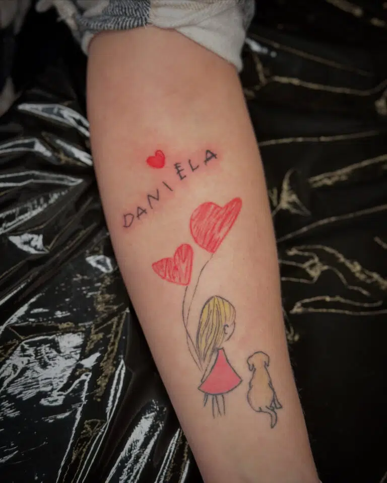 Tetování nápis, jméno dítěte Daniela, dítě s pejskem na předloktí