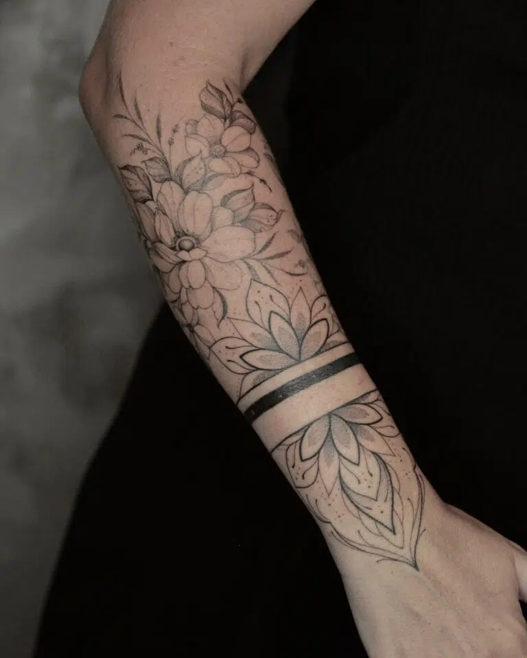 Tetování květiny, mandala, čáry, pruhy na předloktí