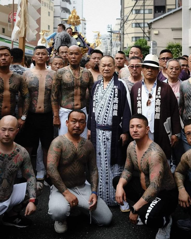 členové skupiny yakuza s tetováním.