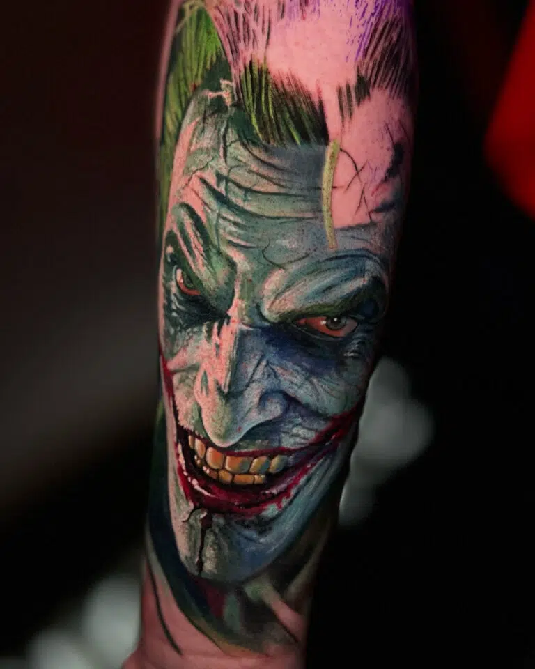 Tetování Joker z filmů a pohádek na předloktí