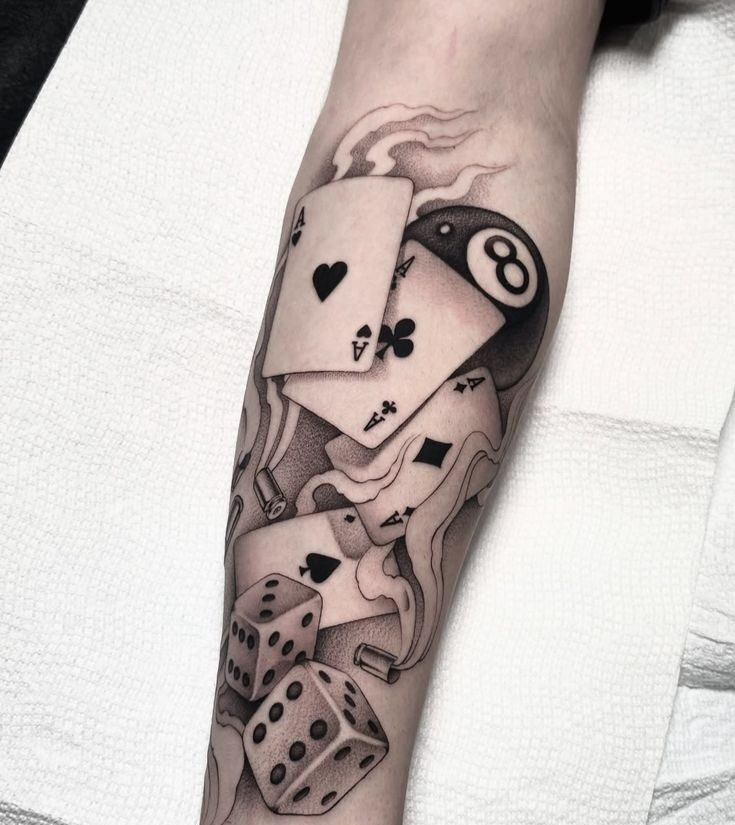 tetování čtyř es s černou kulečníkovou koulí číslo osm a hracími kostkami.