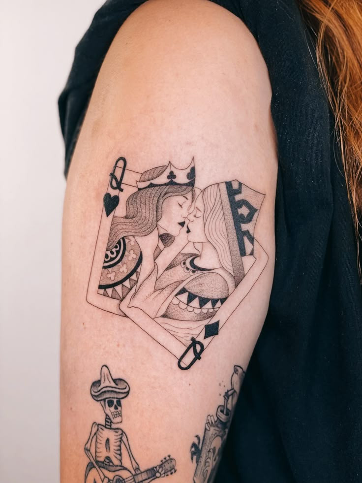 Líbající se královny na kartách.