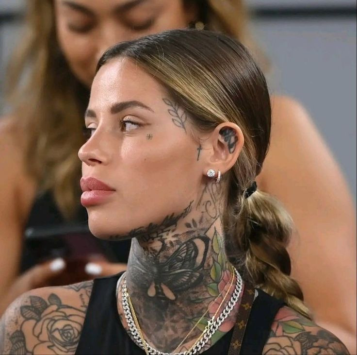 Celebrita s potetovaným obličejem.