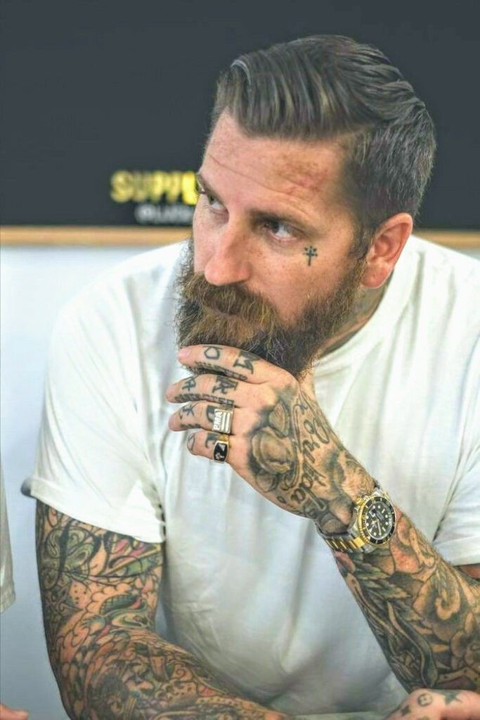 Muž s křesťanským křížem pod okem.