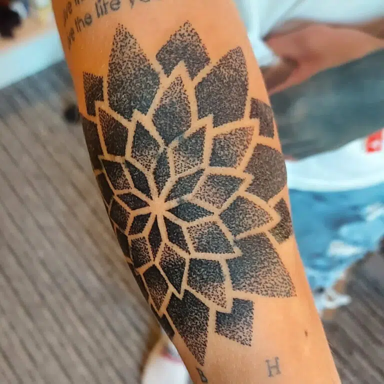 Tetování mandala na ruce